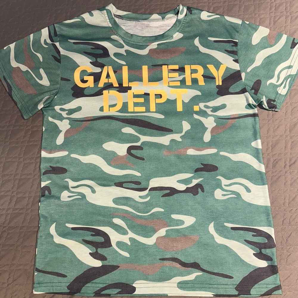 Like New Gallery Department Camouflage Department T-Shirt Size Small Very Soft!
